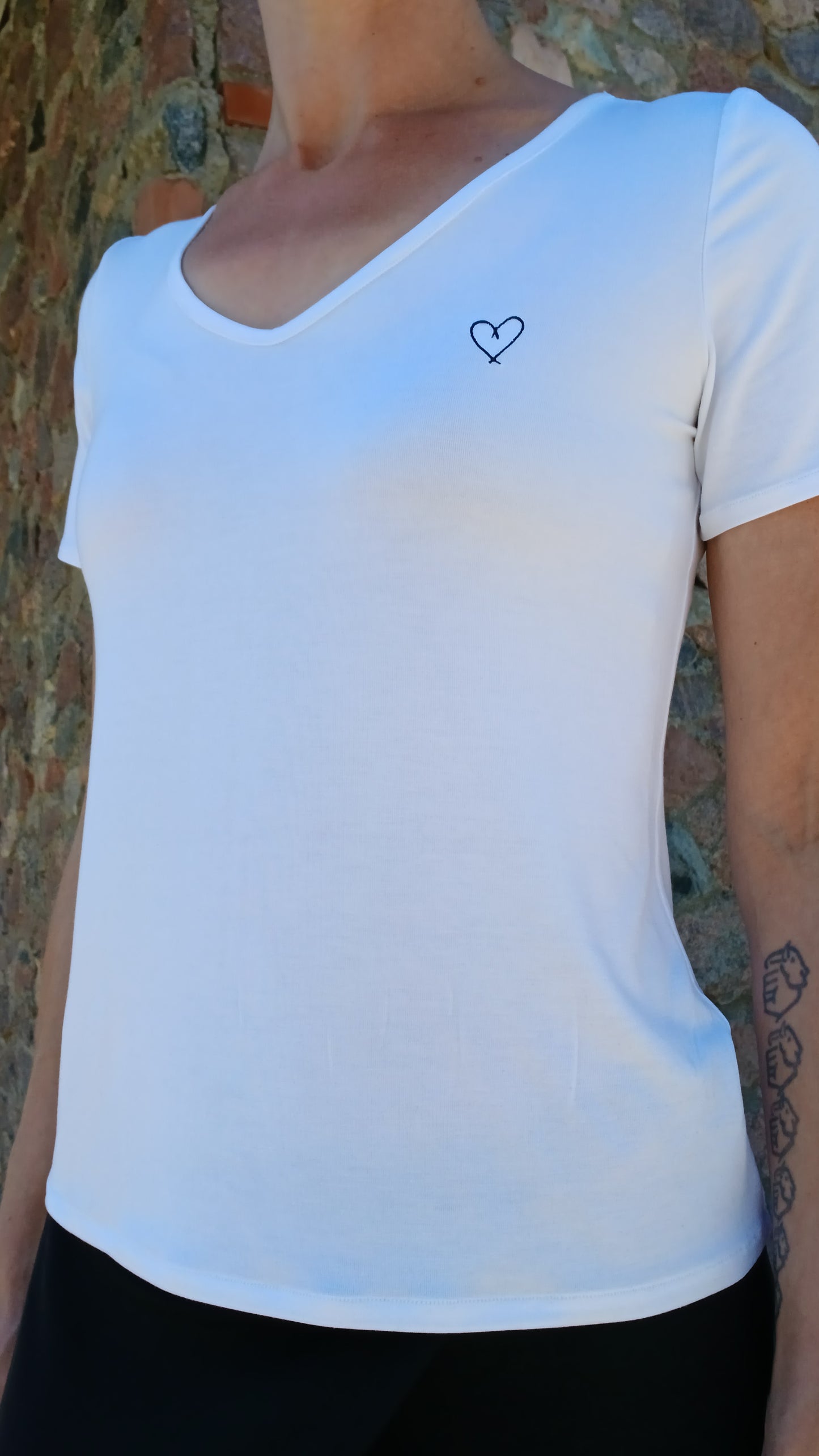JOLA Bamboo T-shirt – White | Embroidered heart in the colour of your choice