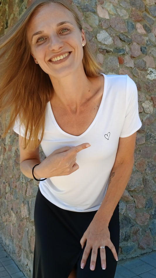 JOLA Bamboo T-shirt – White | Embroidered heart in the colour of your choice