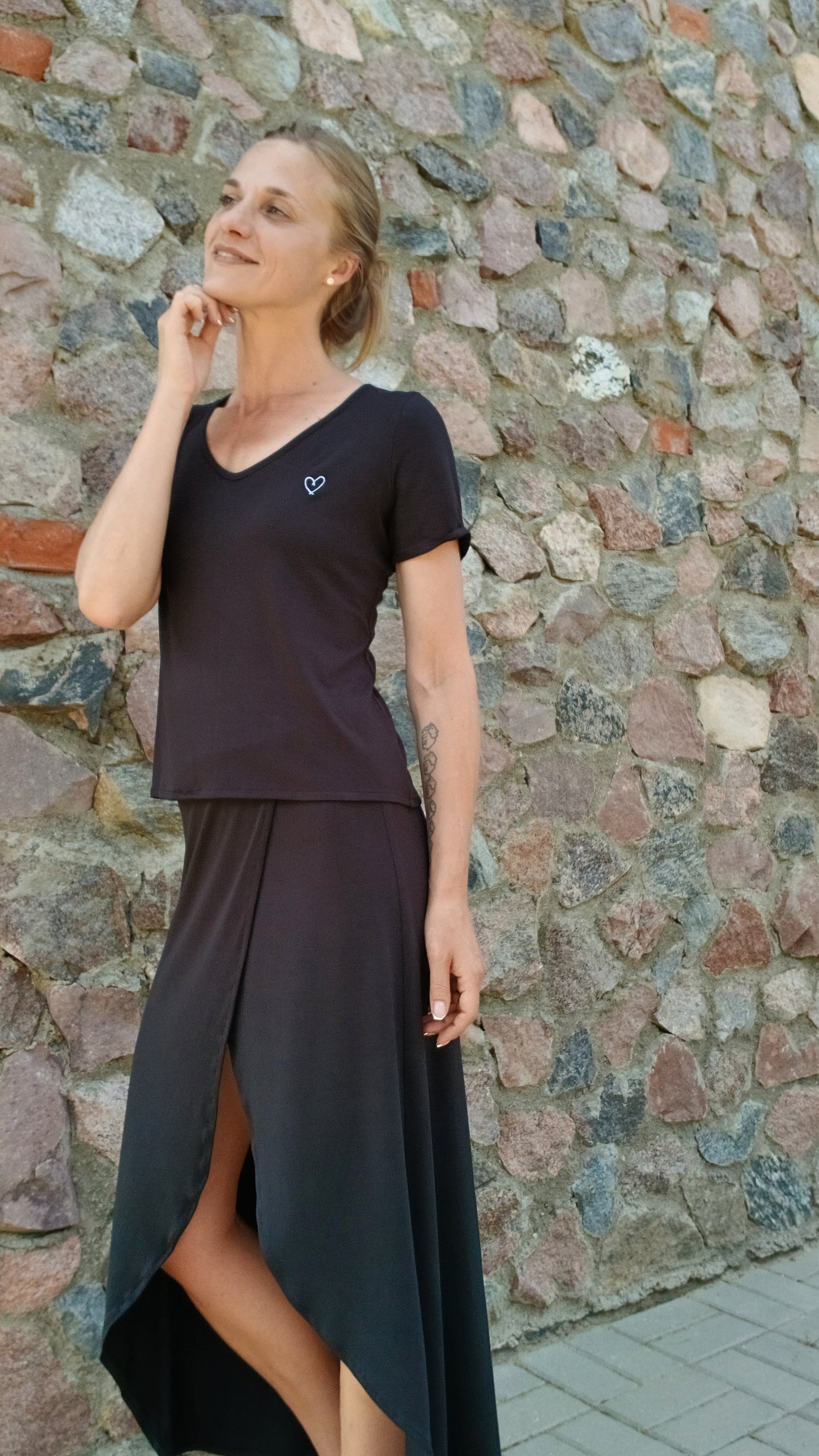 JOLA Bamboo T-shirt – Black | Embroidered heart in the colour of your choice