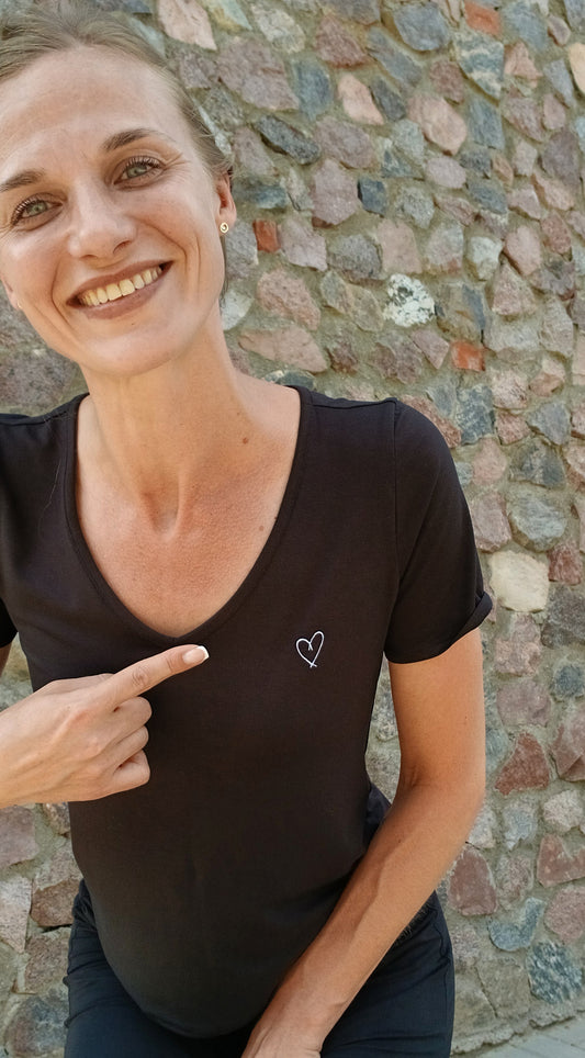JOLA Bamboo T-shirt – Black | Embroidered heart in the colour of your choice